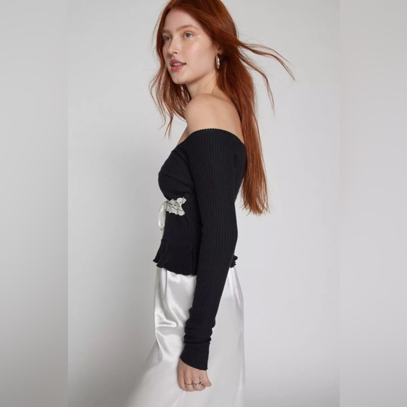 Urban Outfitters Kimchi Blue Gianna Off-The-Shoulder Lace-Inset Top - Picture 3 of 6
